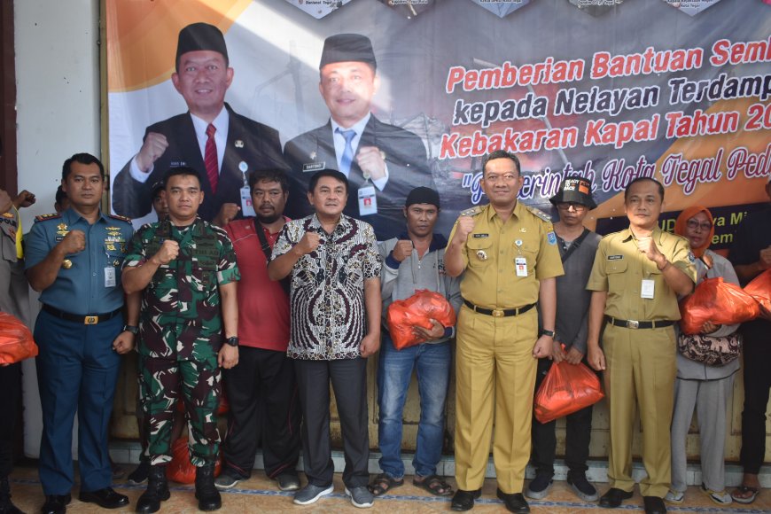 Dandim Tegal Hadiri Penyerahan Bantuan Sembako Kepada Warga Nelayan Terdampak Kebakaran Kapal