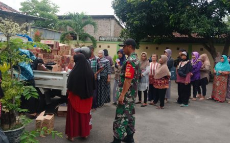 Babinsa Sertu Hendro Pantau Pasar Murah Di Kelurahan Pakembaran
