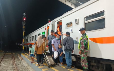 Pemantauan Arus Balik Nataru, Babinsa Koramil Slawi Patrol Di Stasiun