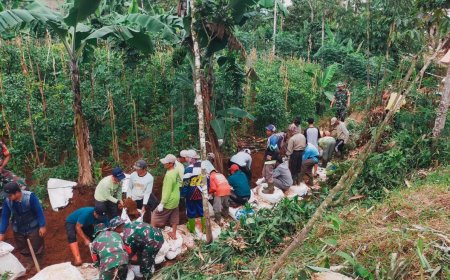 Babinsa dan Petani Desa Penusupan Gotong Royong Bangun Jalan Usaha Tani