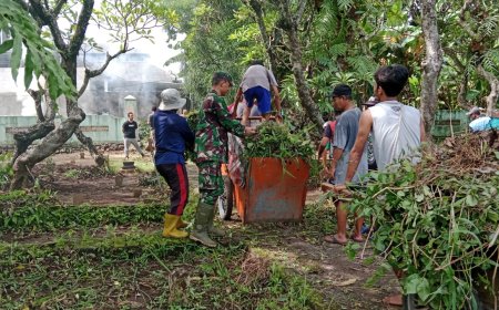 Babinsa Koramil Margasari Bersama Warga Gotong Royong Bersihkan Pemakaman Umum