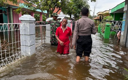 Babinsa Koramil Sumurpanggang Monitoring Banjir Akibat Curah Hujan Tinggi