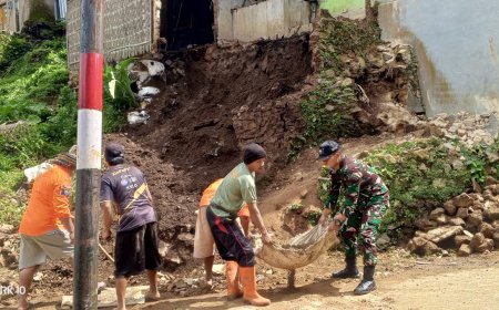 Babinsa Bumijawa Bantu Tangani Dampak Tanah Longsor