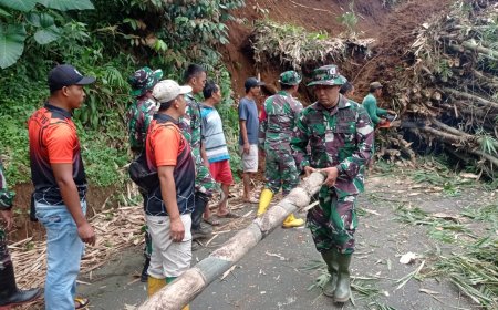 TNI Bersama Warga Gotong Royong Bersihkan Longsor di Kecamatan Madukara