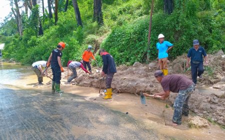 Babinsa Koramil Bojong dan Bhabinkamtibmas Bersama Warga Bersihkan Jalan Yang Tertutup Longsor