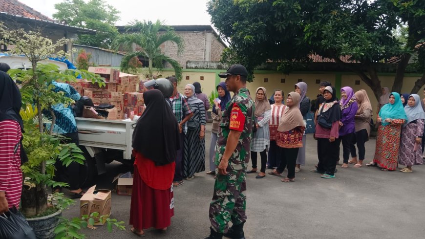 Babinsa Sertu Hendro Pantau Pasar Murah Di Kelurahan Pakembaran