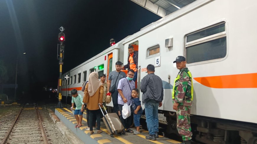 Pemantauan Arus Balik Nataru, Babinsa Koramil Slawi Patrol Di Stasiun