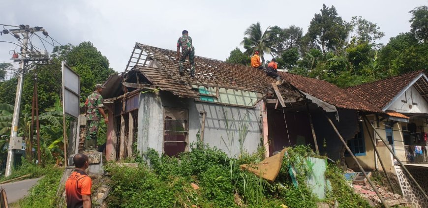 Kolaborasi Luar Biasa Babinsa dan Warga Rehab Rumah Tidak Layak Huni