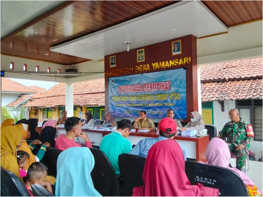 Pastikan Lancar, Babinsa Koramil Lebaksiu Damping Pembagian Sertifikat Tanah PTSL