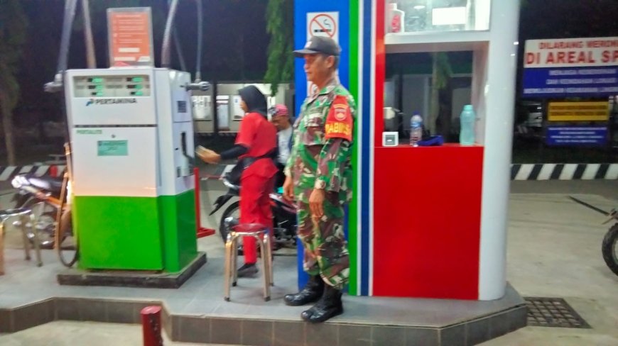 Tingkatkan Keamanan Wilayah, Babinsa Koramil Balapulang Melaksanakan Patroli dan Pemantauan Distribusi BBM