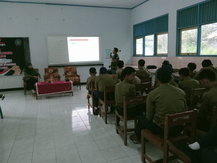 Hadiri Projek Penguatan Profil Pelajar Pancasila (P5), Babinsa Koramil Jatinegara Latih PBB Pelajar SMP Muhammadiyah Jatinegara