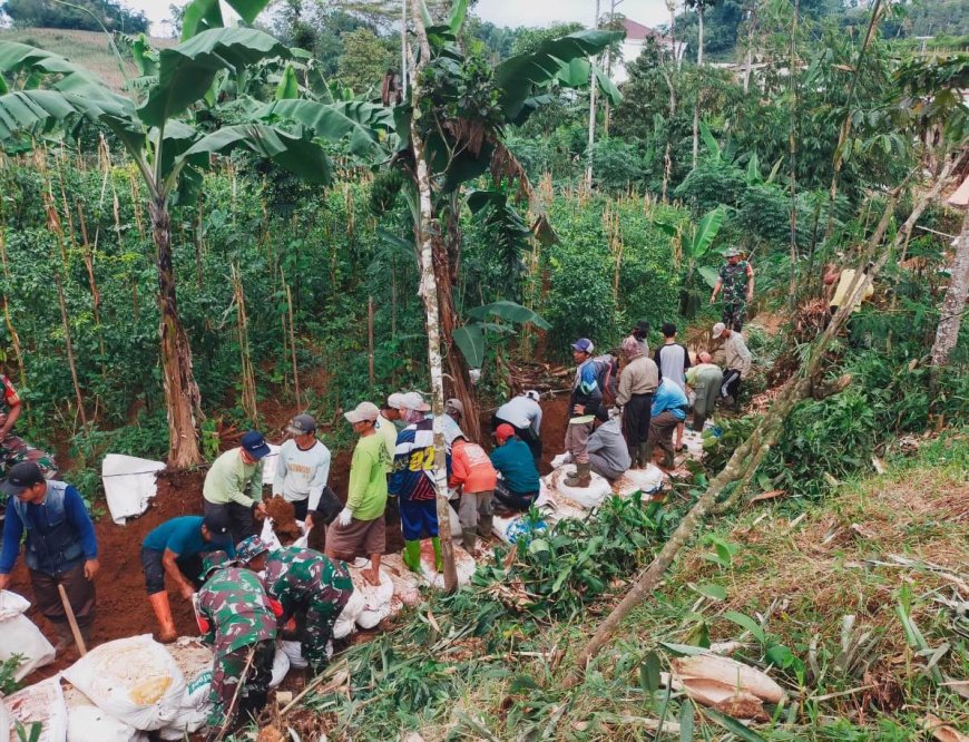 Babinsa dan Petani Desa Penusupan Gotong Royong Bangun Jalan Usaha Tani