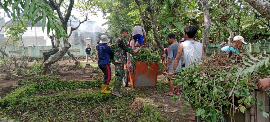 Babinsa Koramil Margasari Bersama Warga Gotong Royong Bersihkan Pemakaman Umum