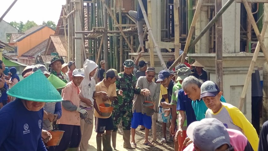Babinsa dan Warga Bangun Masjid Bantarwaru