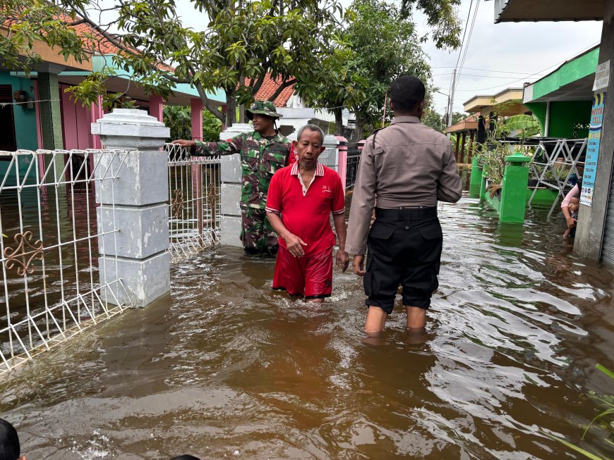 Babinsa Koramil Sumurpanggang Monitoring Banjir Akibat Curah Hujan Tinggi