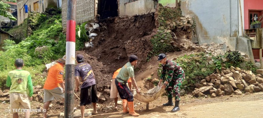 Babinsa Bumijawa Bantu Tangani Dampak Tanah Longsor