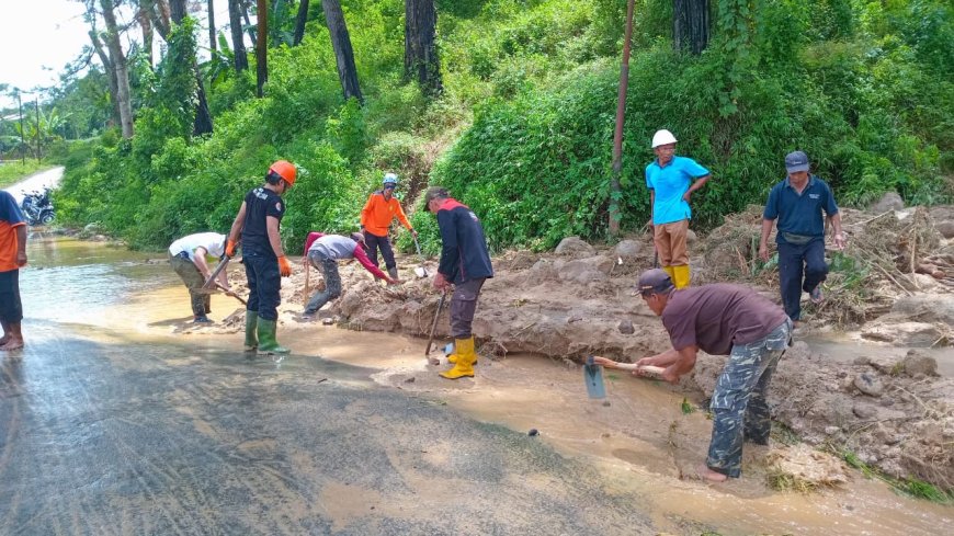 Babinsa Koramil Bojong dan Bhabinkamtibmas Bersama Warga Bersihkan Jalan Yang Tertutup Longsor