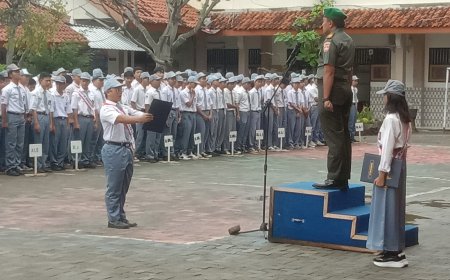 Jadi Pembina Upacara, Danramil Sumurpanggang Ajak Siswa Jauhi Kenakalan Remaja