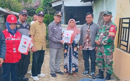 Babinsa Koramil Bumijawa Dampingi Penyerahan Bantuan Korban Bencana Alam