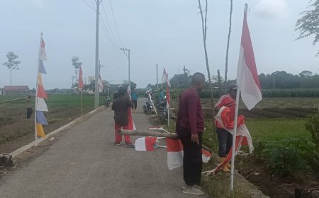 Jelang Pembukaan TMMD Reguler 123, Warga Antusias Pasang Umbul-Umbul