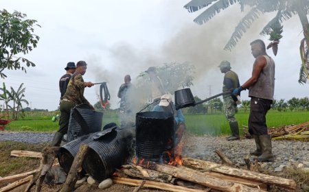 Satgas TMMD Kodim 0712/Tegal Mencairkan Aspal Untuk Diratakan