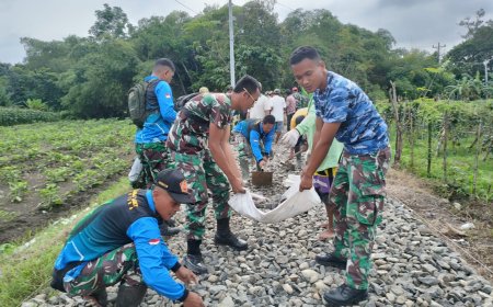 Warga Bersama Satgas TMMD Kodim Tegal Gotong Royong Ratakan Material Jalan Makadam