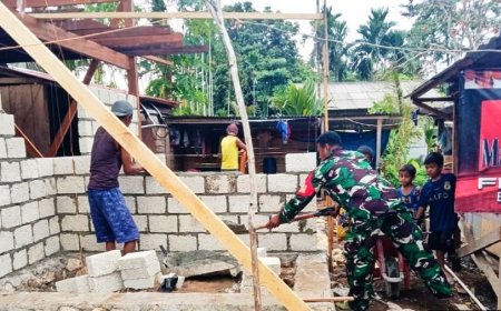 Wujud Nyata TNI Hadir untuk Rakyat Babinsa Muara Tami Bantu Warga Bangun Rumah