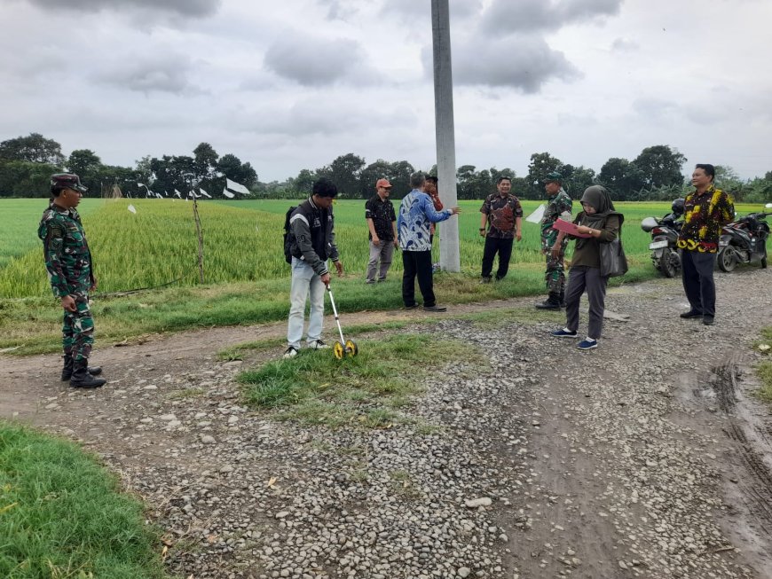 Danramil Tarub Dampingi Staf Dispermades Laksanakan Pengukuran Sasaran TMMD
