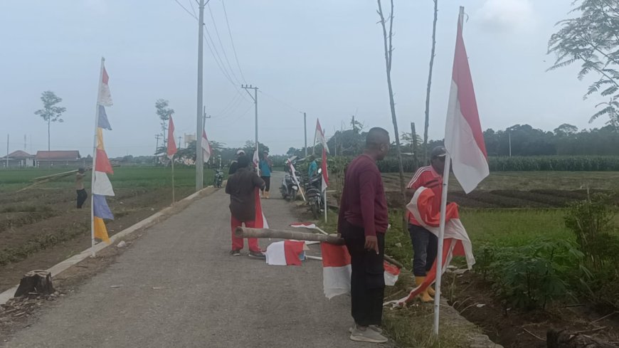 Jelang Pembukaan TMMD Reguler 123, Warga Antusias Pasang Umbul-Umbul