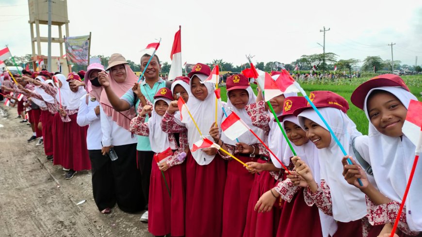 Ratusan Anak SD Sambut Tamu Undangan Upacara Pembukaan TMMD Reguler Kodim Tegal