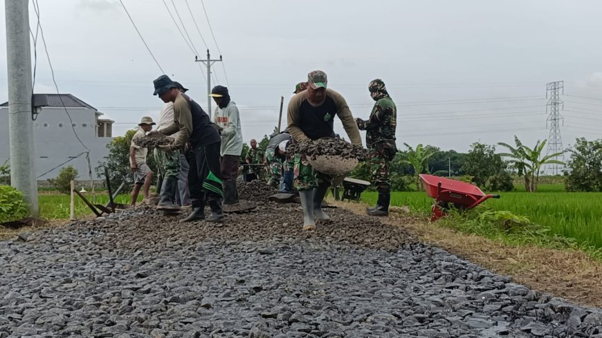 Satgas TMMD Mulai Lakukan Pengaspalan Jalan