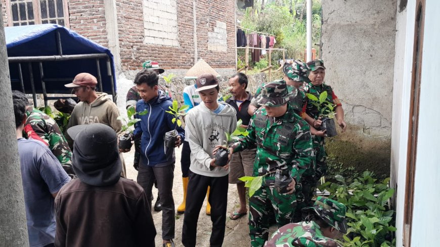 Bersatu dengan Alam Koramil 04 Karangkobar dan Warga Tanam 700 Pohon Kopi