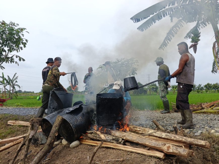 Satgas TMMD Kodim 0712/Tegal Mencairkan Aspal Untuk Diratakan