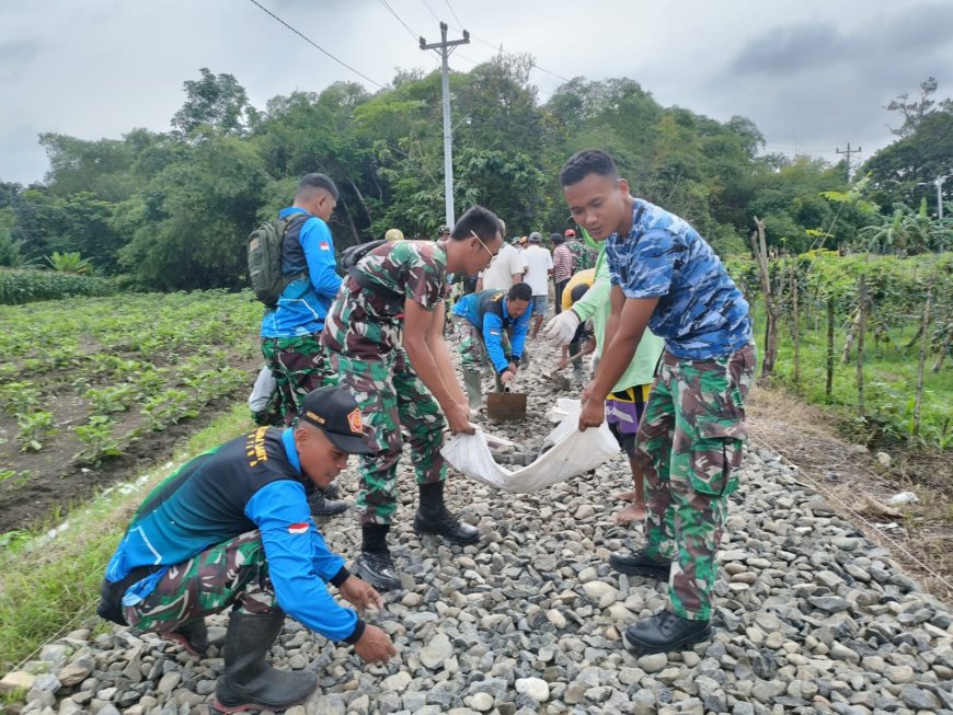 Warga Bersama Satgas TMMD Kodim Tegal Gotong Royong Ratakan Material Jalan Makadam