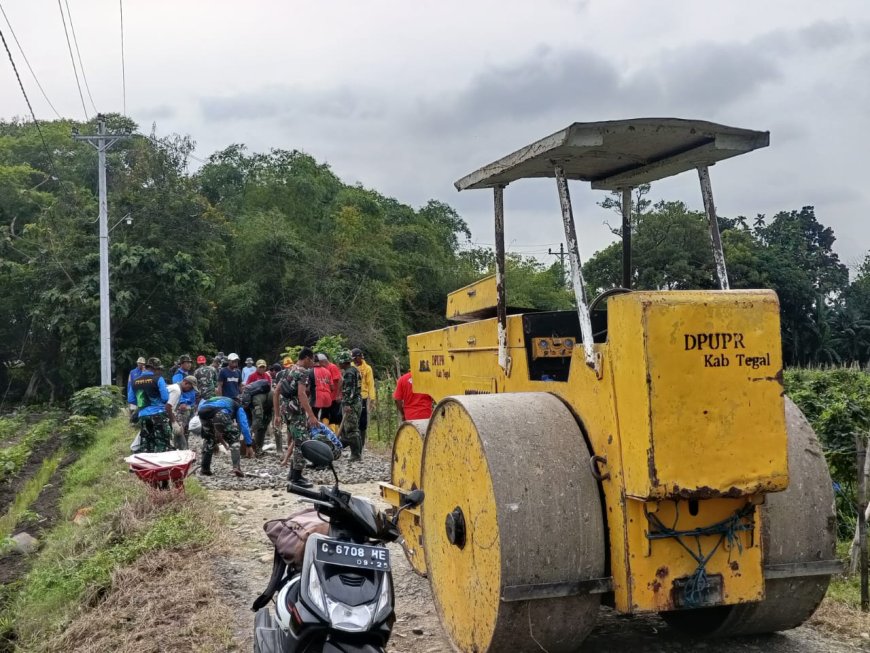 Mesin Slender Mudahkan Anggota Satgas TMMD Lakukan Pengerasan Jalan