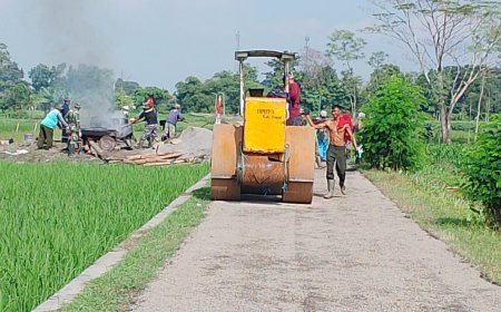 Dibawah Panas Terik Dalam Keadaan Puasa, Pengaspalan Jalan Terus Dikebut