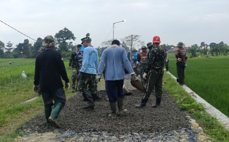 Pengaspalan Jalan Terus Dikebut Satgas TMMD Di Desa Kesadikan