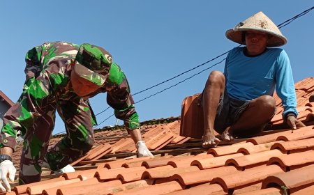 Satgas TMMD Ganti Atap Rumah Ibu Turini Dengan Genteng Yang Baru