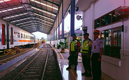 Jelang Libur Lebaran, Babinsa Koramil Slawi Amankan Stasiun Slawi