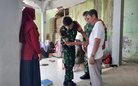 Dekatkan Layanan Kesehatan Babinsa Koramil 04 Karangkobar Dampingi Puskesmas Gelar Pengobatan Gratis