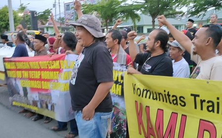 Aksi Damai dan Berbagi Takjil Warga Tegal Dukung Pengesahan UU TNI