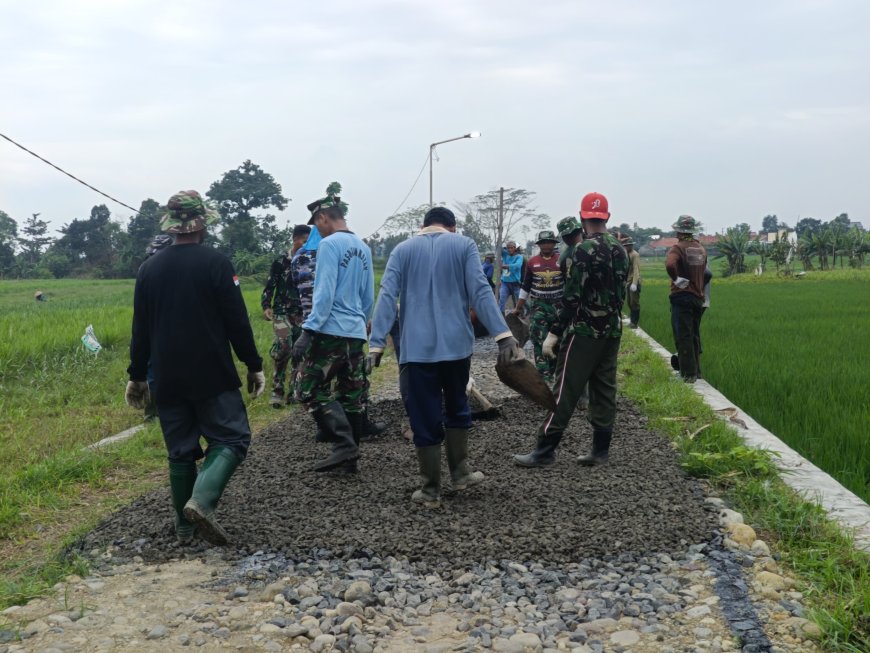 Pengaspalan Jalan Terus Dikebut Satgas TMMD Di Desa Kesadikan