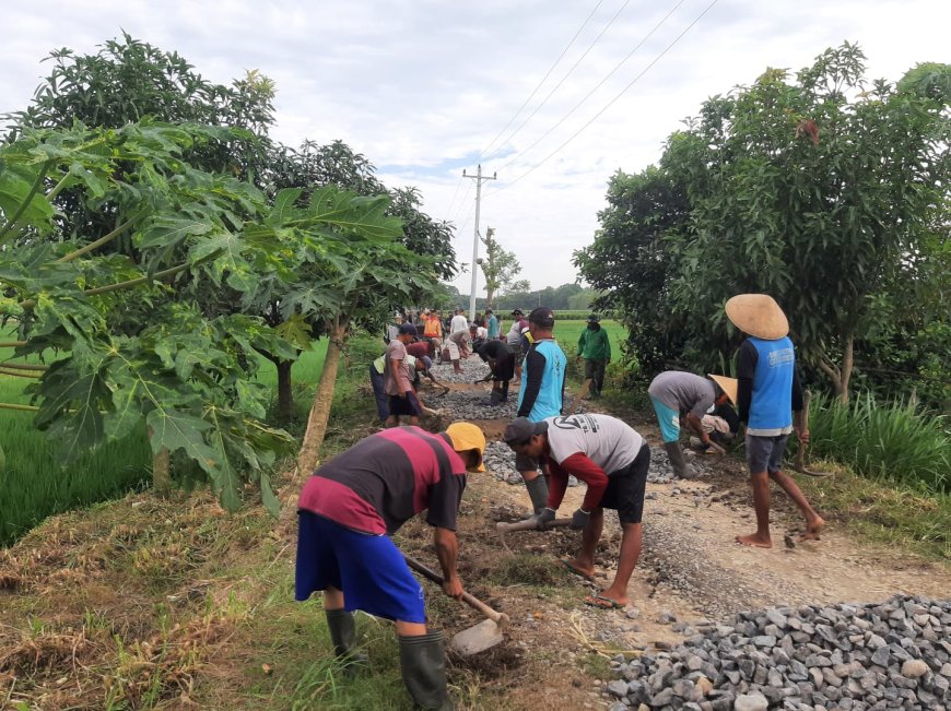 Tak Kenal Lelah, Meski Hari Minggu Satgas TMMD Kodim Tegal Tetap Semangat Bekerja