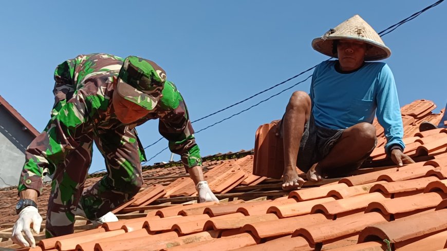 Satgas TMMD Ganti Atap Rumah Ibu Turini Dengan Genteng Yang Baru