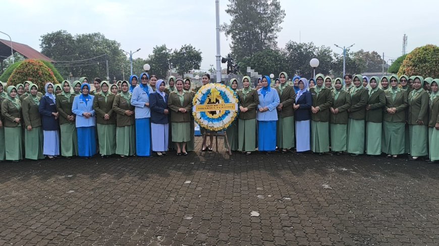 Dharma Pertiwi Cabang Tegal Ziarah Rombongan Di TMP Pura Kusuma Negara
