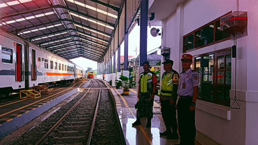 Jelang Libur Lebaran, Babinsa Koramil Slawi Amankan Stasiun Slawi