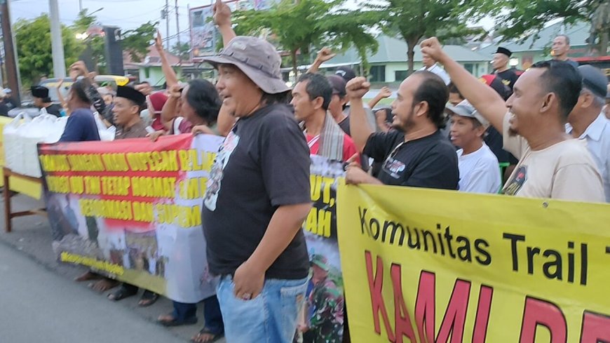 Aksi Damai dan Berbagi Takjil Warga Tegal Dukung Pengesahan UU TNI