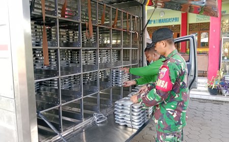 Babinsa Sertu Eko Dampingi Pembagian Program Makan Bergizi Gratis Di SMP N 1 Margasari