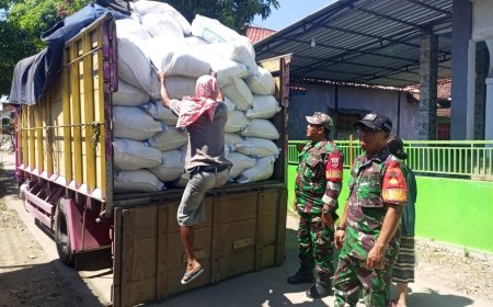 Anggota Koramil Kedungbanteng Dampingi Pendistribusian Bantuan Benih Padi Dari Kementrian Pertanian