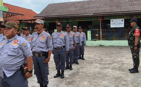 Babinsa Koramil 10 Dukuhturi Latih Peraturan Baris Berbaris Anggota Linmas